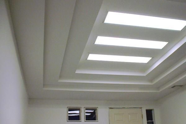 Figura de gypsum descolgada con luces integradas en sala